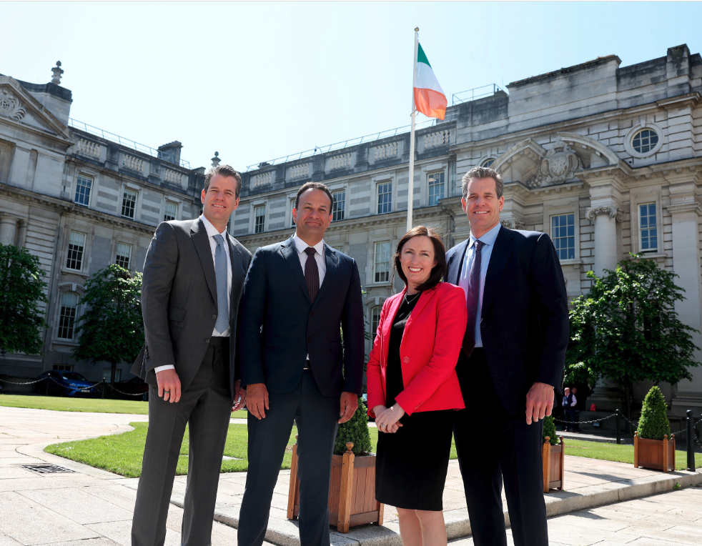 Tyler & Cameron Winklevoss entourant Michael Lohan, CEO de IDA Ireland et Gillian Lynch, leur CEO Europe